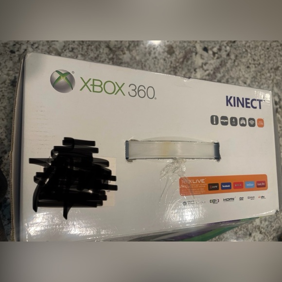 Xbox 360 4GB Kinect Bundle. Xbox 360 console, Kinect adapter, 2 wireless remotes - Picture 14 of 14